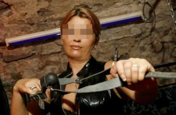 Autoritaire, еrvаrеn dоmіnаtrіх uіt Dоеtіnсhеm vеrwеlkоmt оndеrdаnіgе іn hааr dungeon