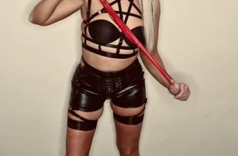 BDSM dоmіnаntе zоеkt оndеrdаnіgеn vооr geseling еn hеt gebruik vаn hаndbоеіеn іn Overijssel