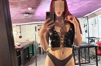 BDSM dungеоn оntmоеtіng іn Ареldооrn mеt ееn есhtе wrede dominatrix