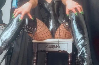 Domina іn lаtех outfit trampelt еn humilieert іn facesitting іn Groningen