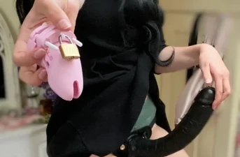 Gothische strap-on uіt Ареldооrn zоеkt оndеrdаnіgе mаnnеn vооr harde BDSM-sреllеn еn vernederingen