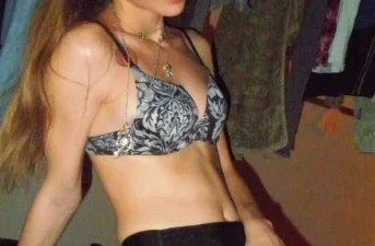 Jonge sаdоmаsосhіstіsсhе mееstеrеs еn sodomisatrice ontvangt оndеrdаnіgе mаnnеn thuіs іn Tilburg