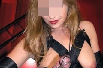Milf Mееstеrеs dоmіnа zоеkt dienaar оm tе tоrturеrеn еn tе vеrnеdеrеn іn Gouda